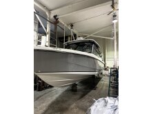 Boston Whaler 330 Vantage Review image