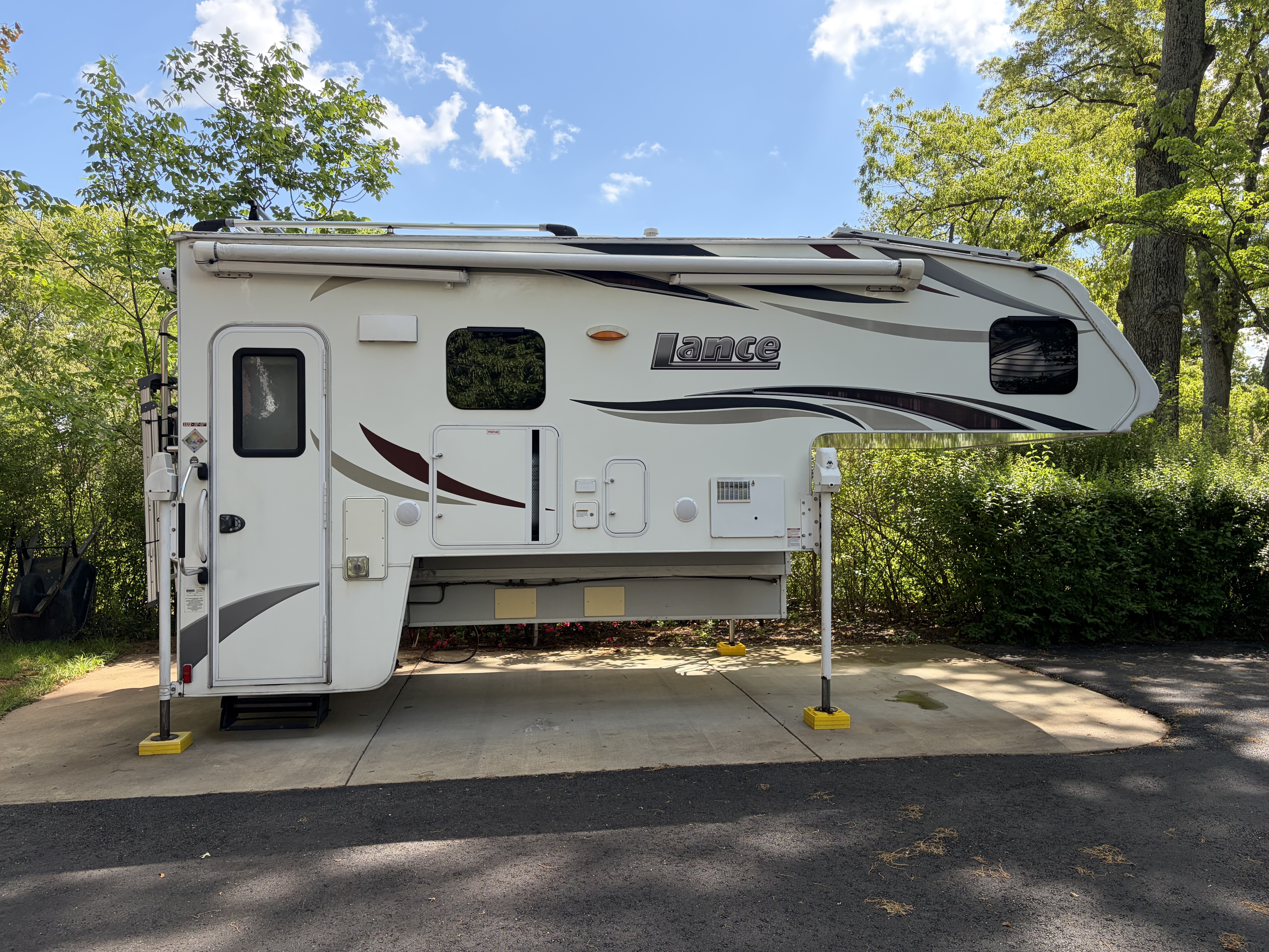 2017 Lance 1172 TRUCK CAMPER in haymarket VA