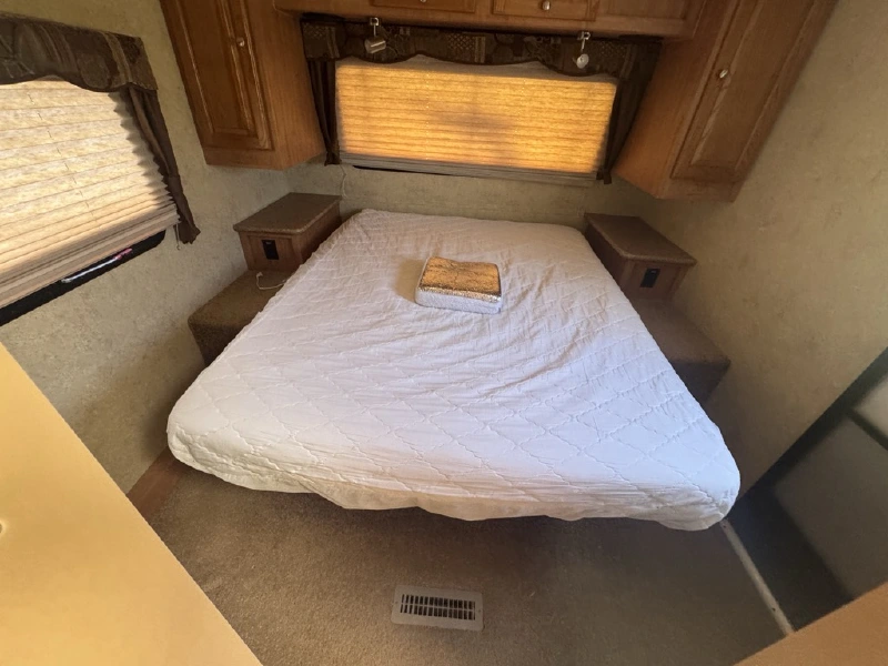 2012 FOREST RIVER FLAGSTAFF 26RLSS