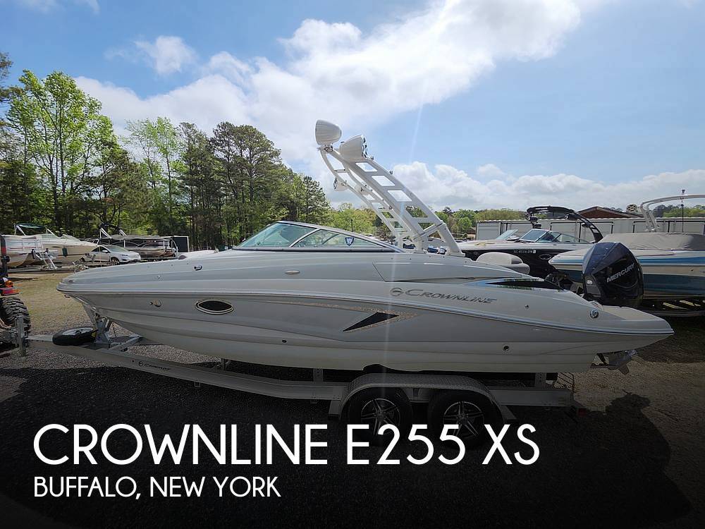 2022 Crownline E255 XS Deck Boat boat