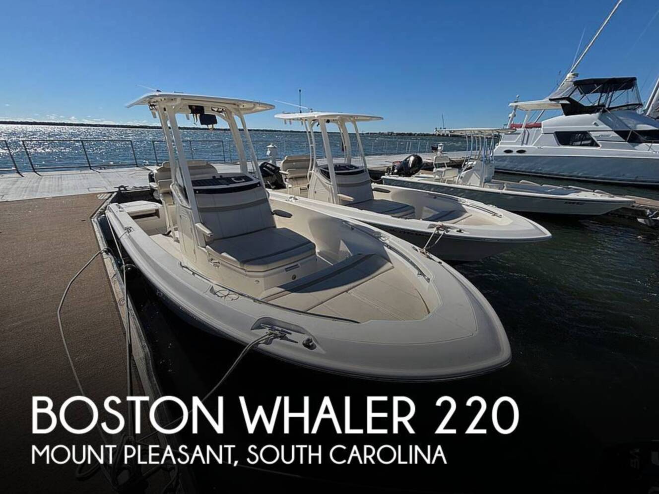 A photo of this 2025 Boston Whaler 220 DAUNTLESS