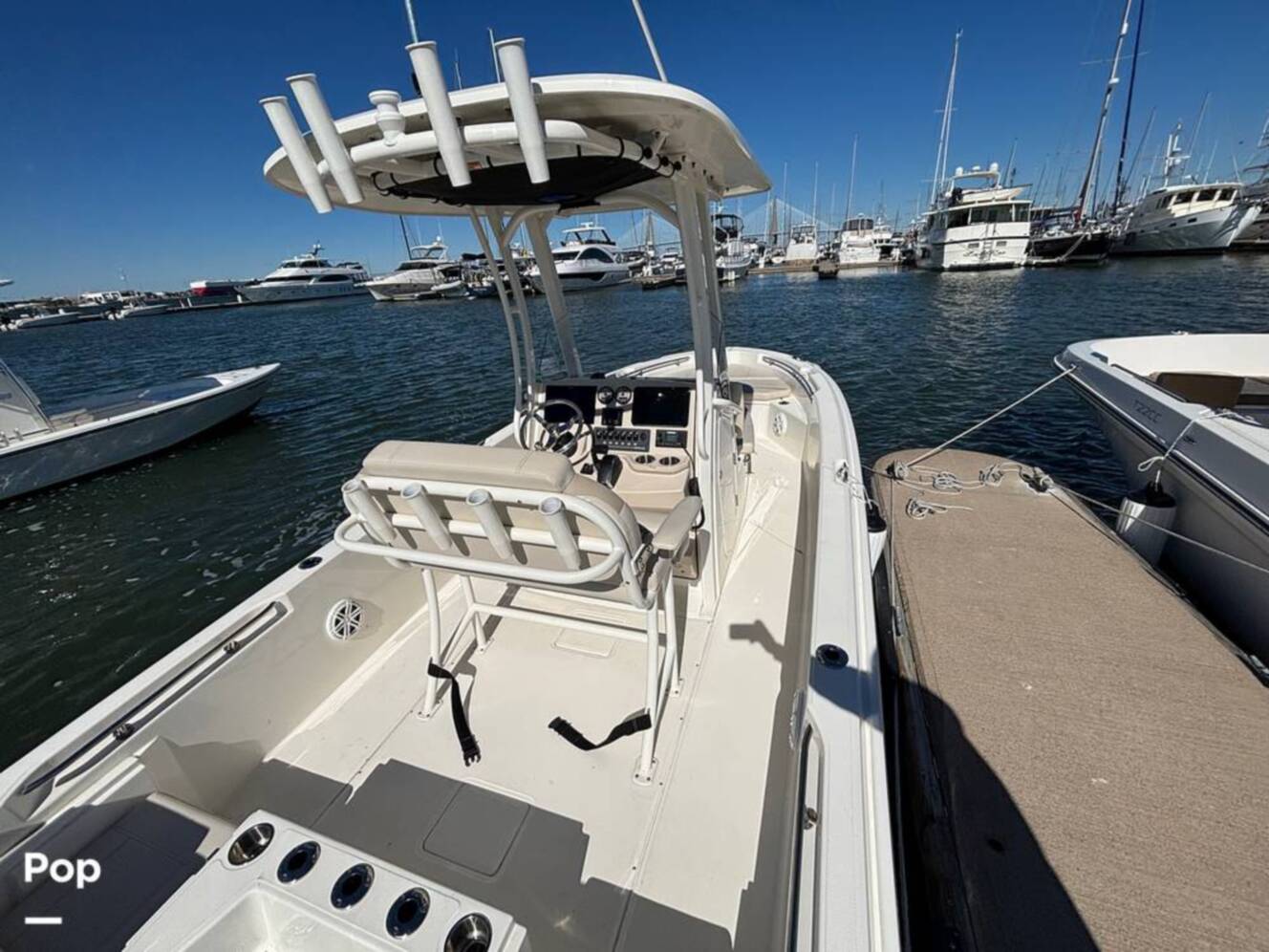 A photo of this 2025 Boston Whaler 220 DAUNTLESS