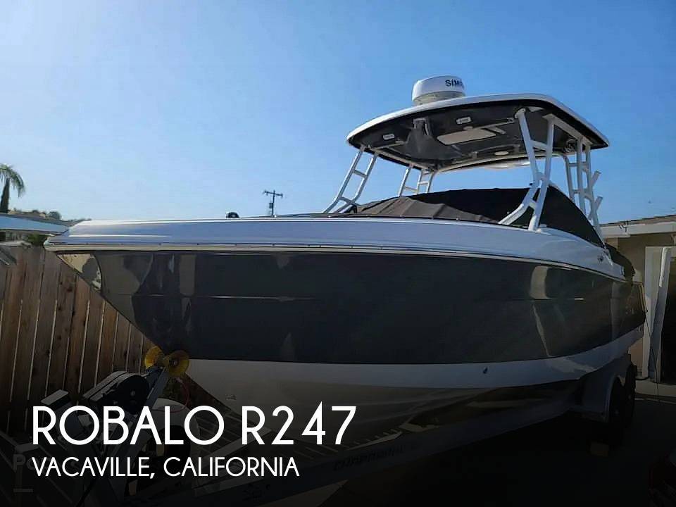 2022 Robalo R247 Dual Console Boat boat