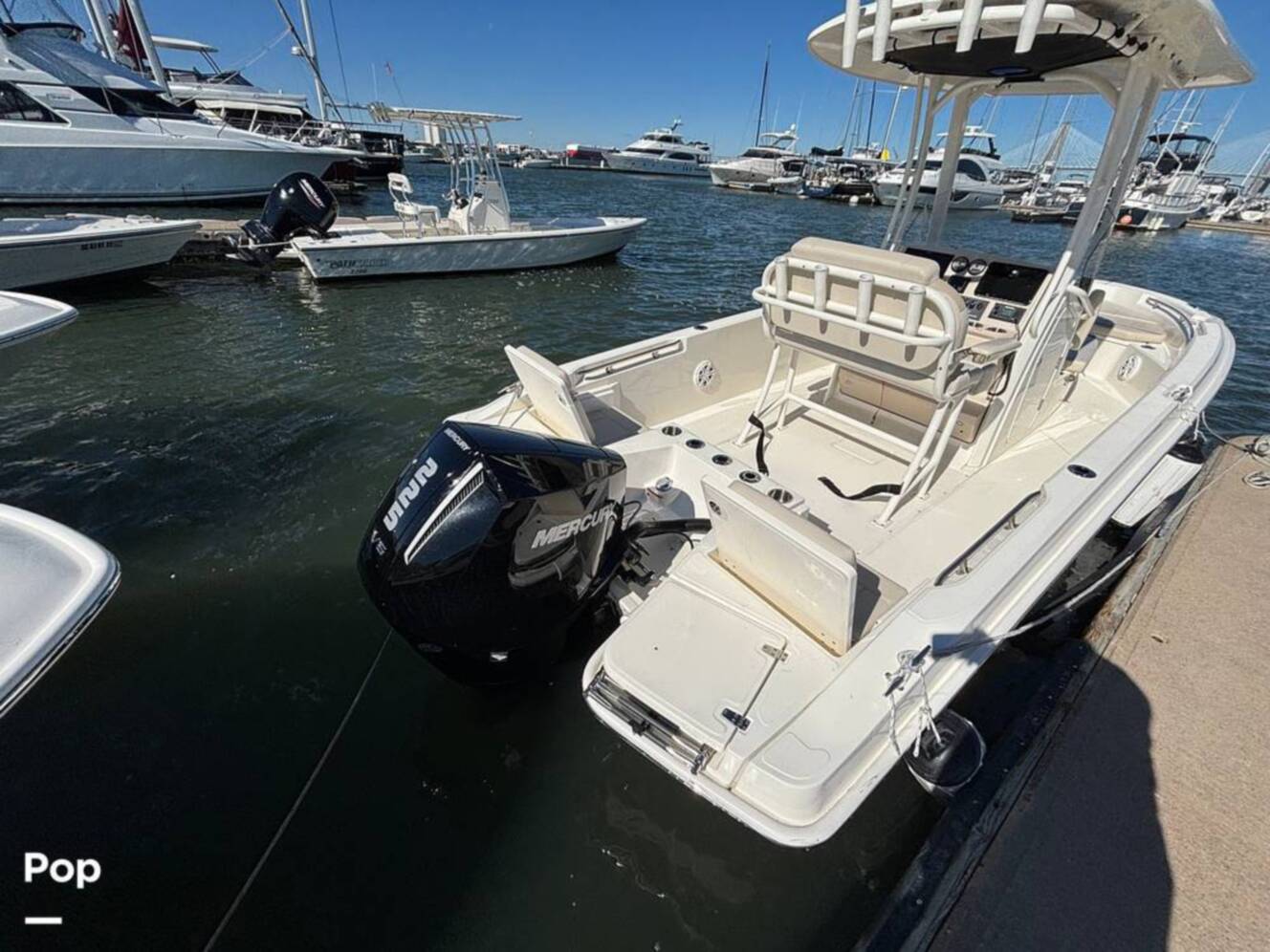 A photo of this 2025 Boston Whaler 220 DAUNTLESS