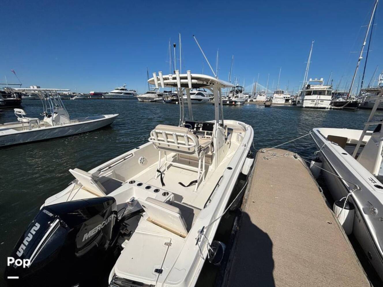 A photo of this 2025 Boston Whaler 220 DAUNTLESS