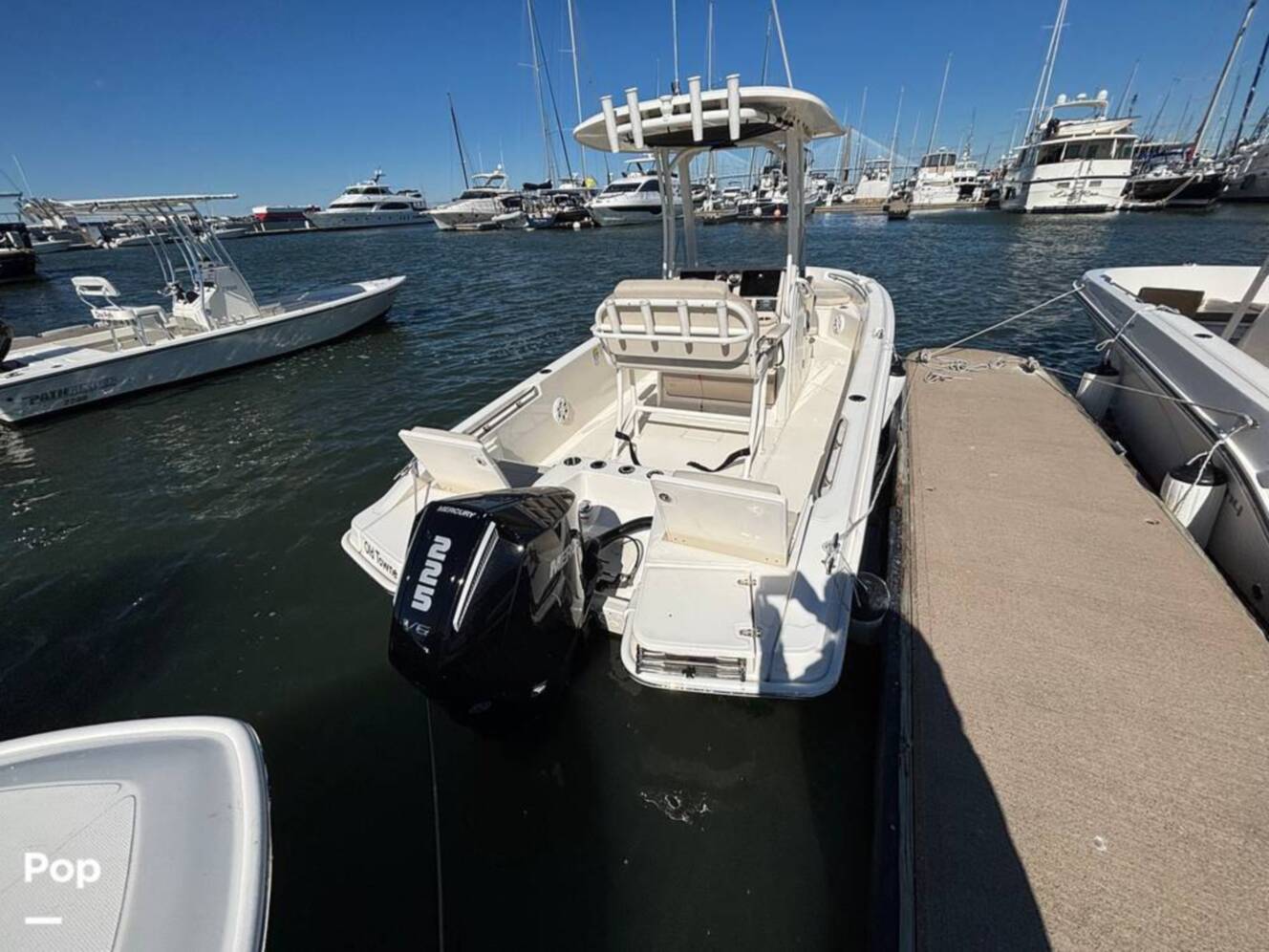A photo of this 2025 Boston Whaler 220 DAUNTLESS