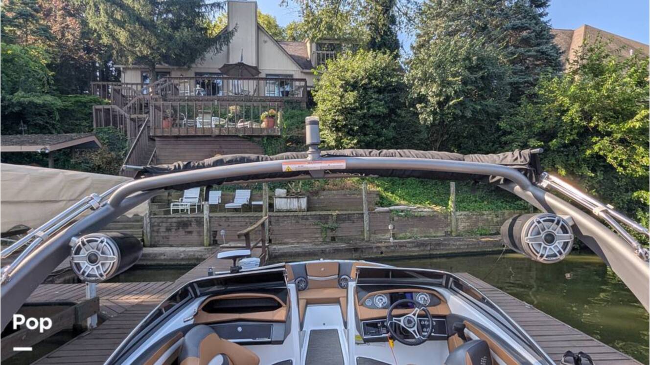 A photo of this 2021 Four Winns Horizon 230 RS