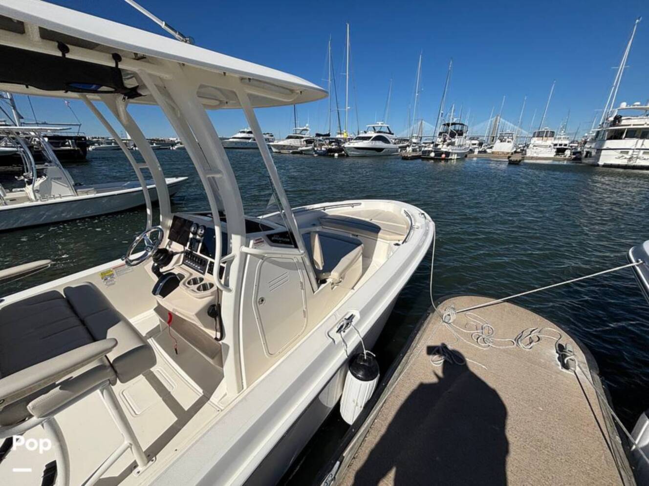 A photo of this 2025 Boston Whaler 220 DAUNTLESS