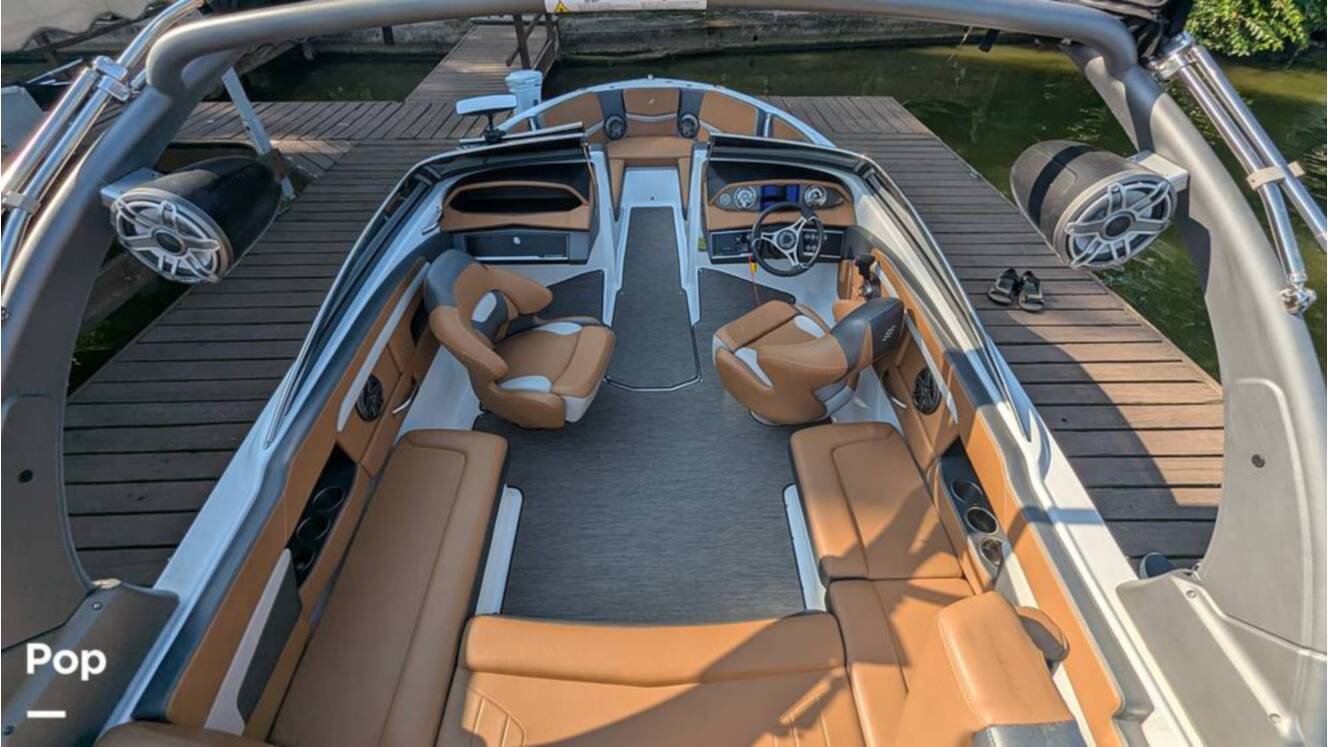 A photo of this 2021 Four Winns Horizon 230 RS