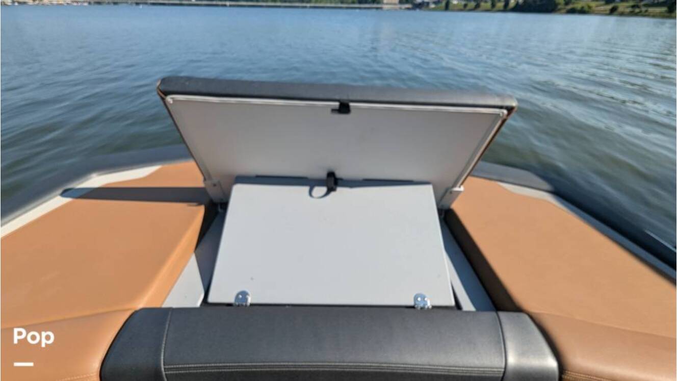 A photo of this 2021 Four Winns Horizon 230 RS