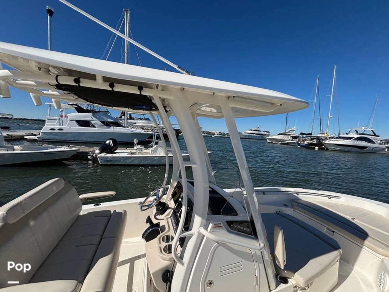 A photo of this 2025 Boston Whaler 220 DAUNTLESS