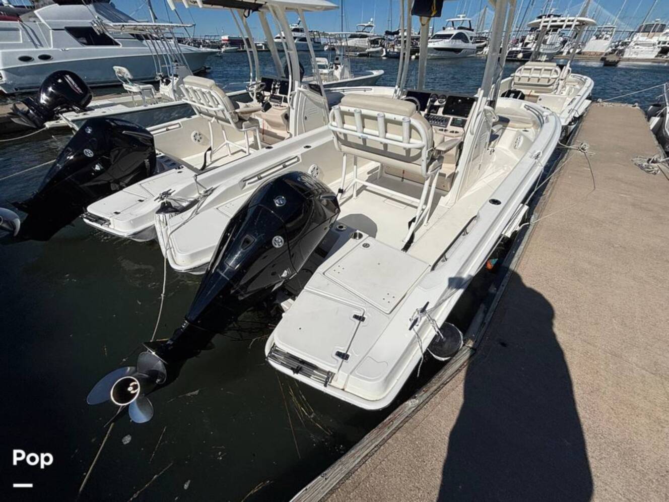 A photo of this 2025 Boston Whaler 220 DAUNTLESS
