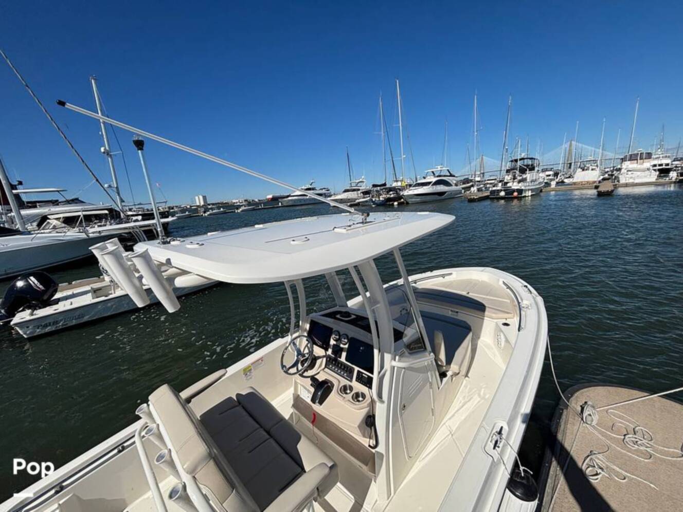 A photo of this 2025 Boston Whaler 220 DAUNTLESS