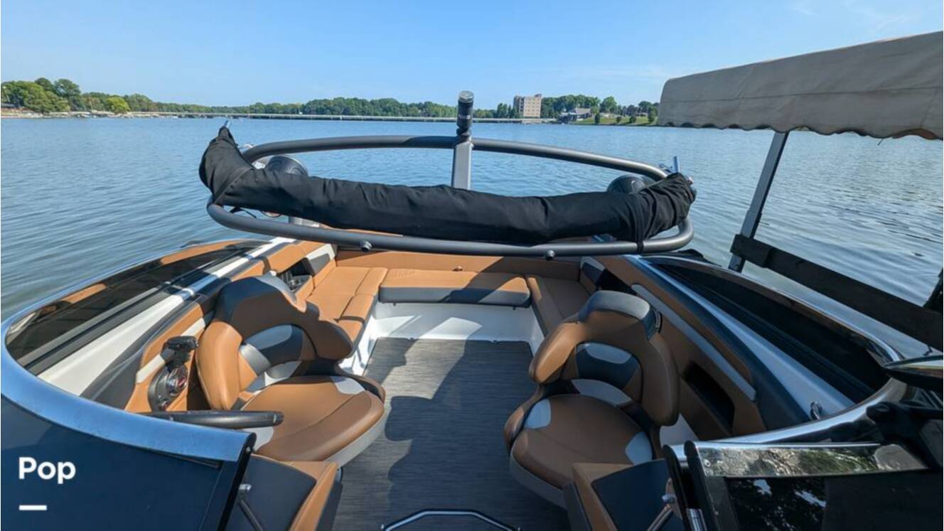 A photo of this 2021 Four Winns Horizon 230 RS