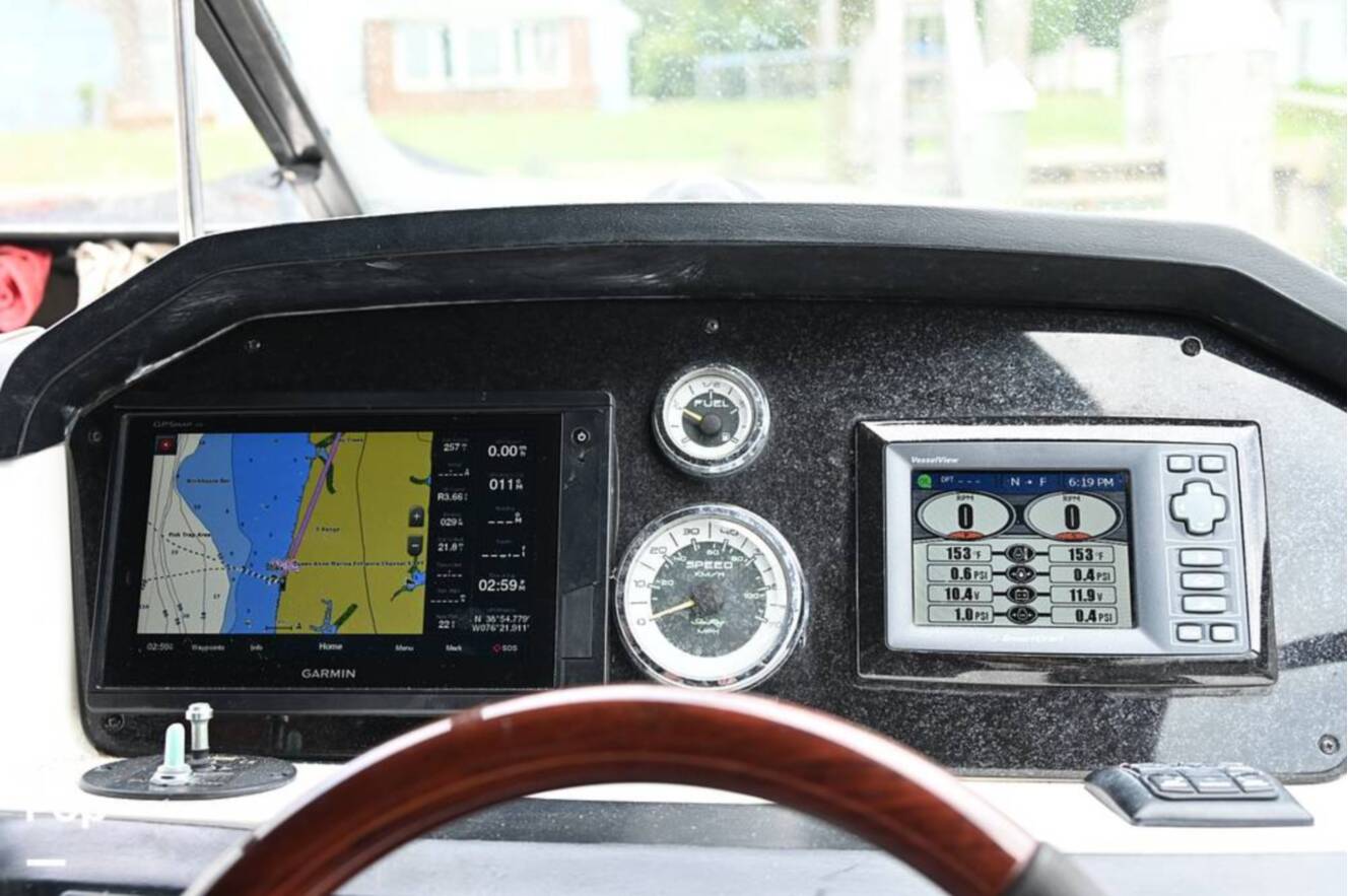 A photo of this 2010 Sea Ray 300 SLX