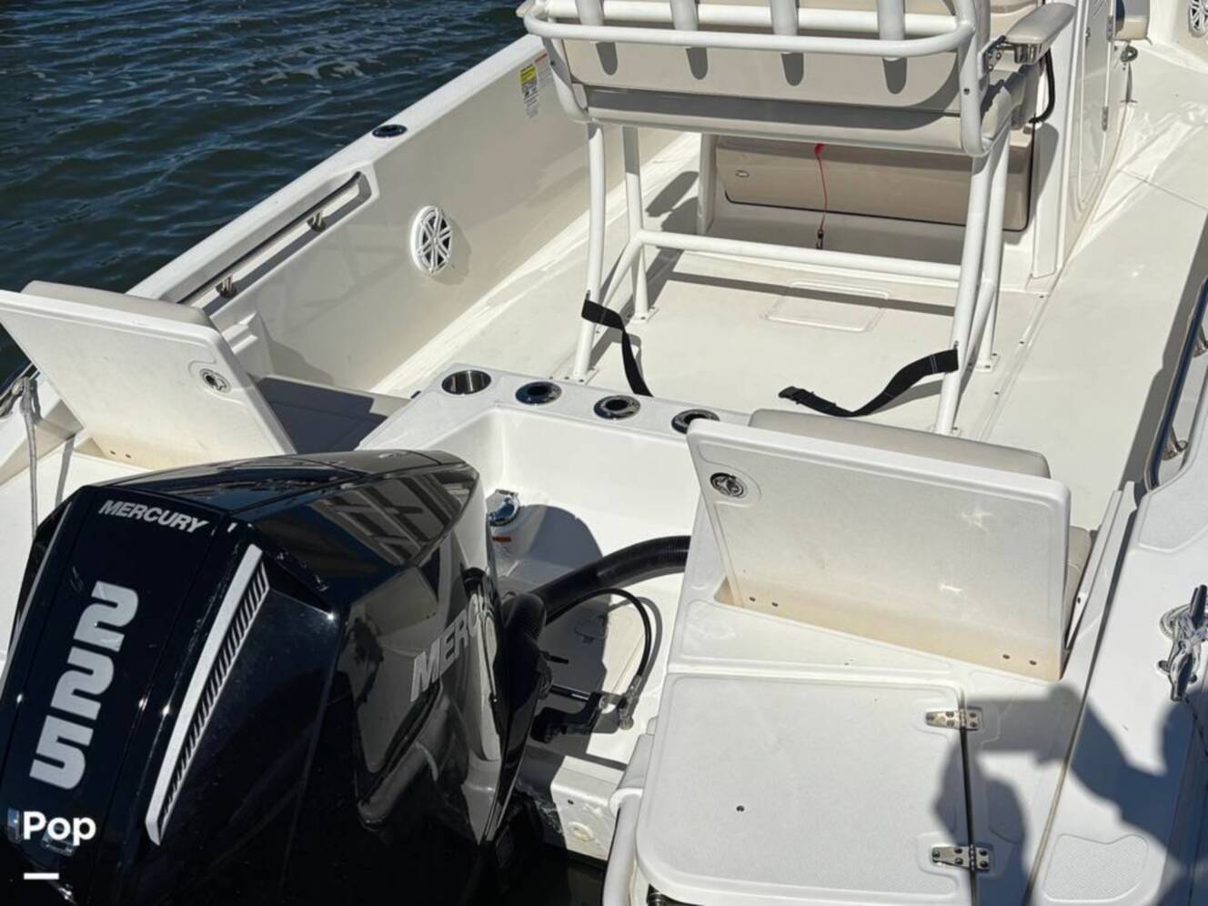 A photo of this 2025 Boston Whaler 220 DAUNTLESS