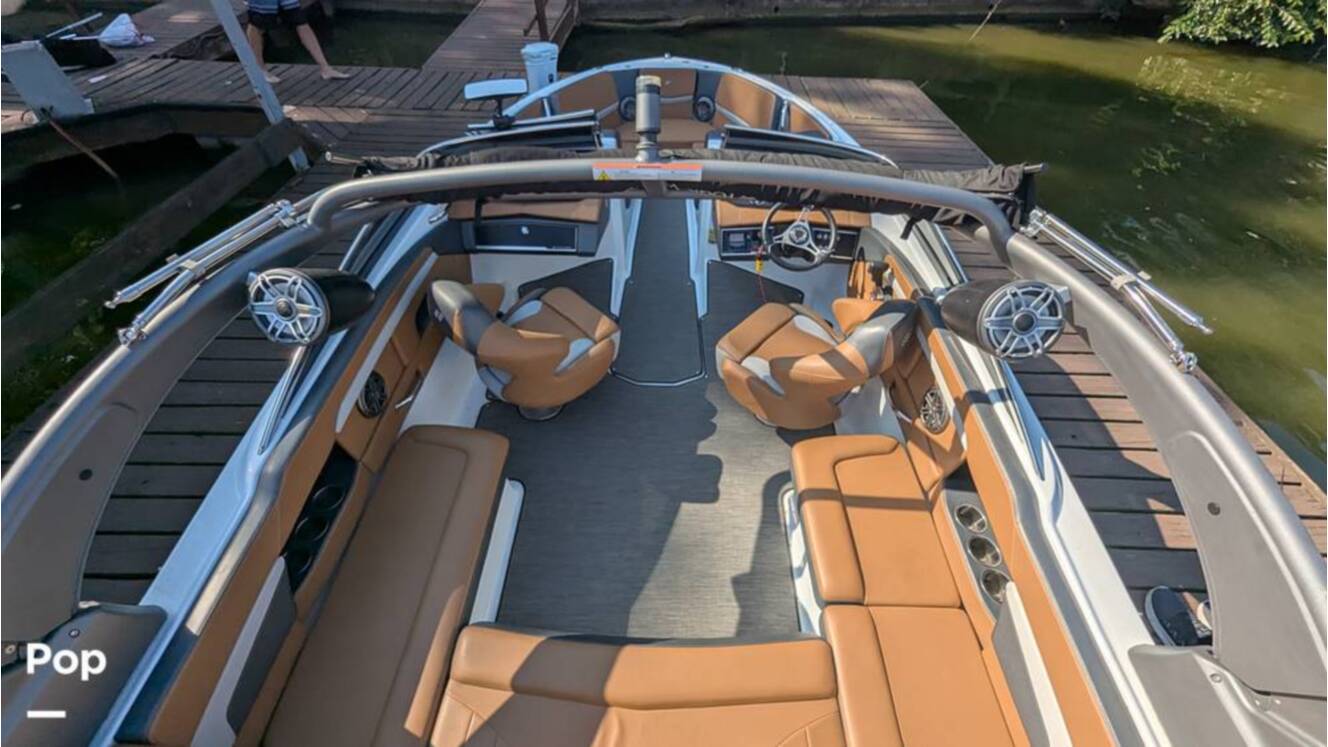 A photo of this 2021 Four Winns Horizon 230 RS