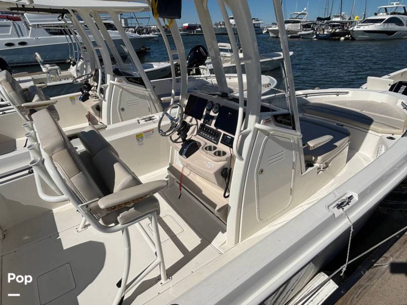 A photo of this 2025 Boston Whaler 220 DAUNTLESS