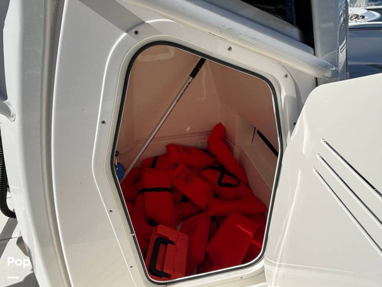 A photo of this 2025 Boston Whaler 220 DAUNTLESS