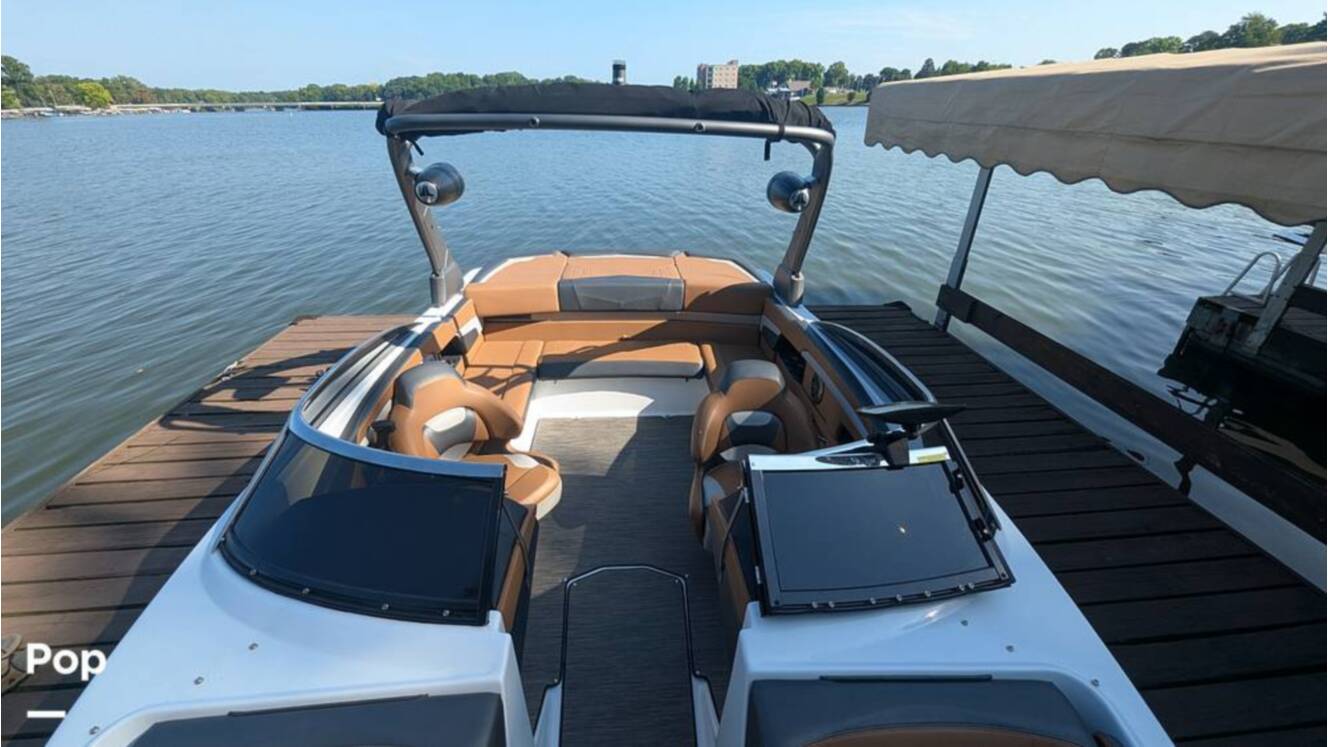 A photo of this 2021 Four Winns Horizon 230 RS