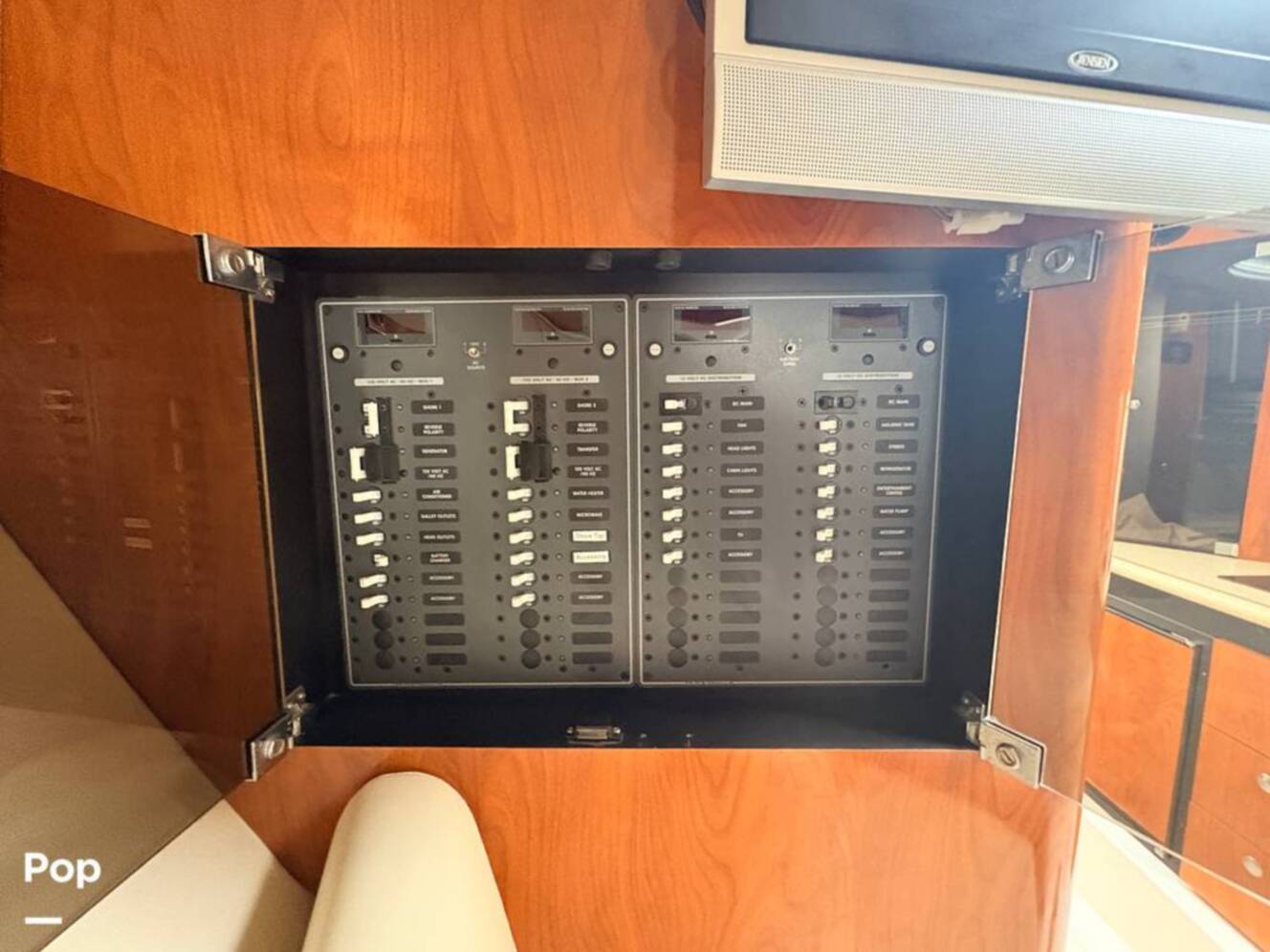 A photo of this 2009 Fountain LX 38