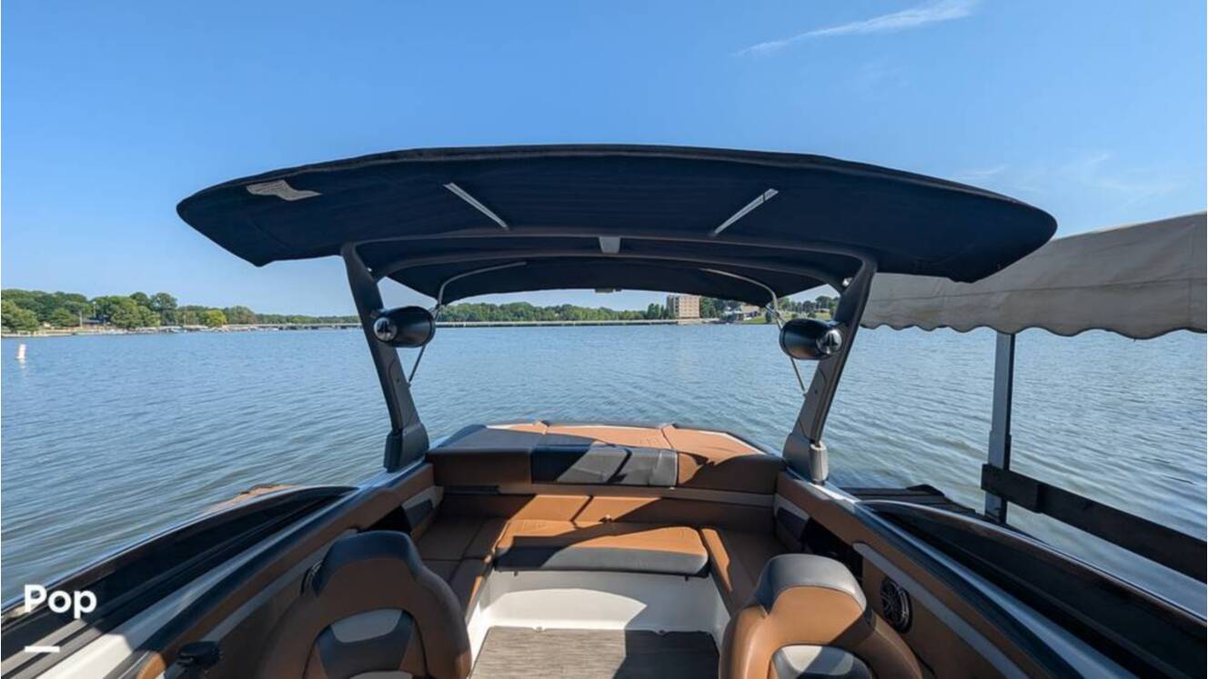A photo of this 2021 Four Winns Horizon 230 RS