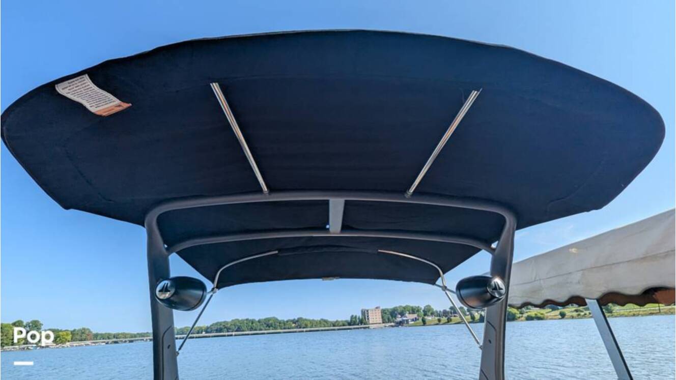 A photo of this 2021 Four Winns Horizon 230 RS