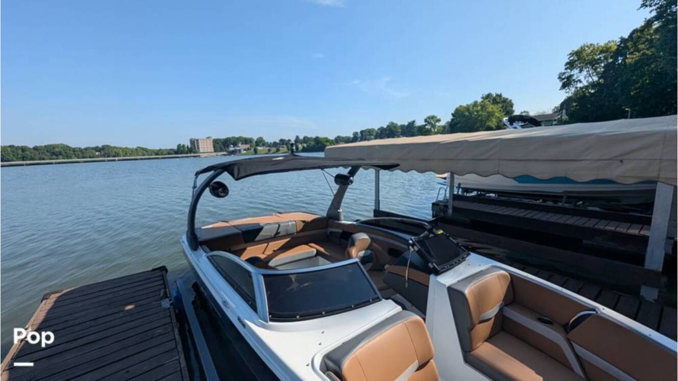 A photo of this 2021 Four Winns Horizon 230 RS