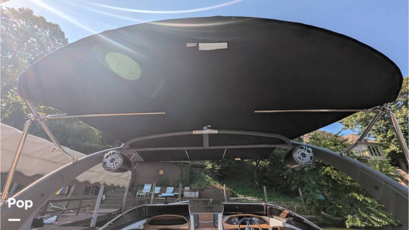 A photo of this 2021 Four Winns Horizon 230 RS