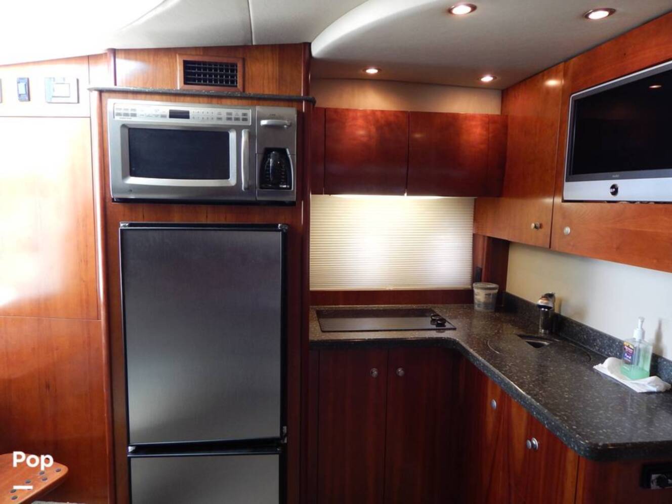 A photo of this 2007 Cruisers Yachts 390 Sports Coupe