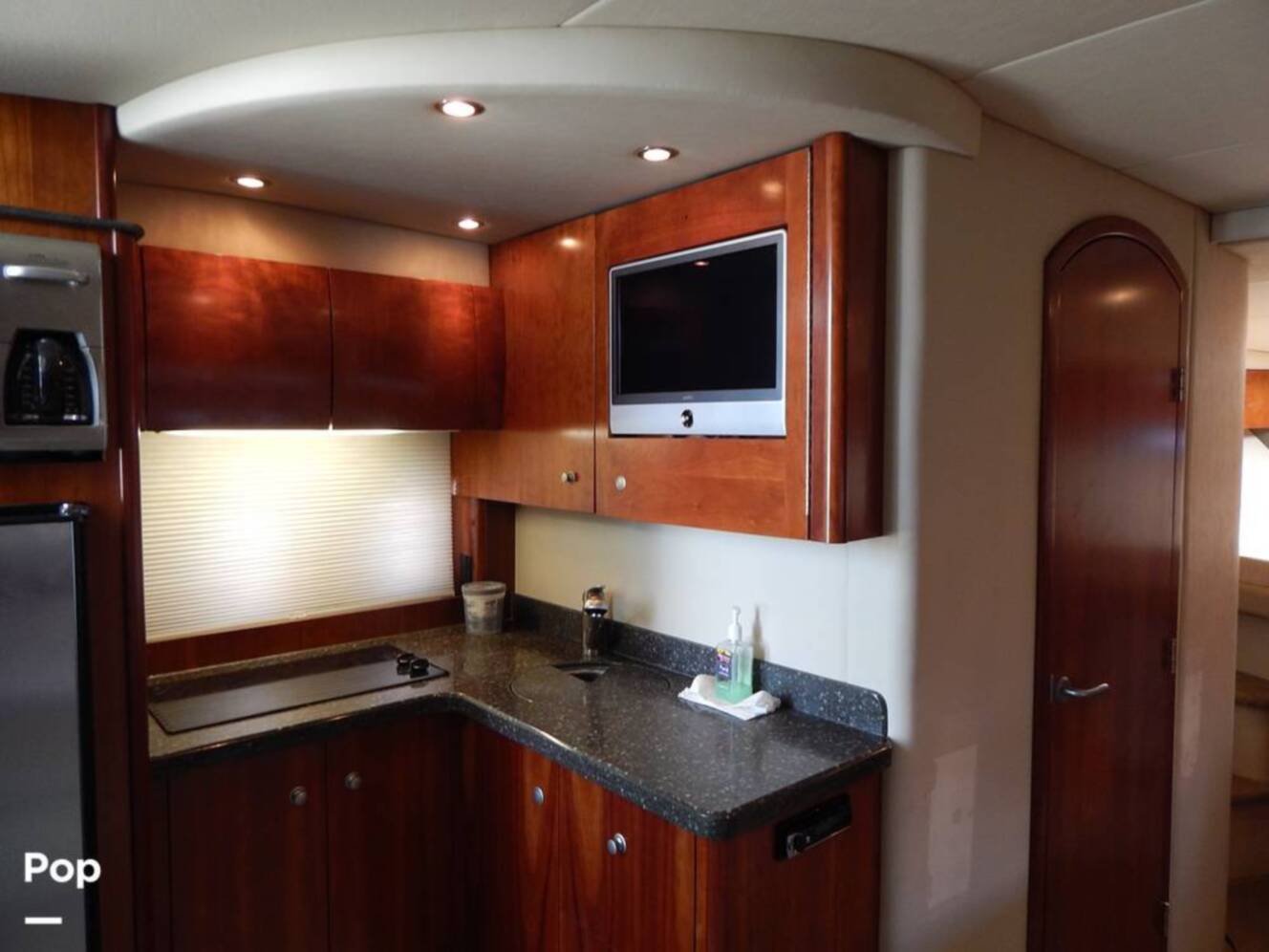 A photo of this 2007 Cruisers Yachts 390 Sports Coupe