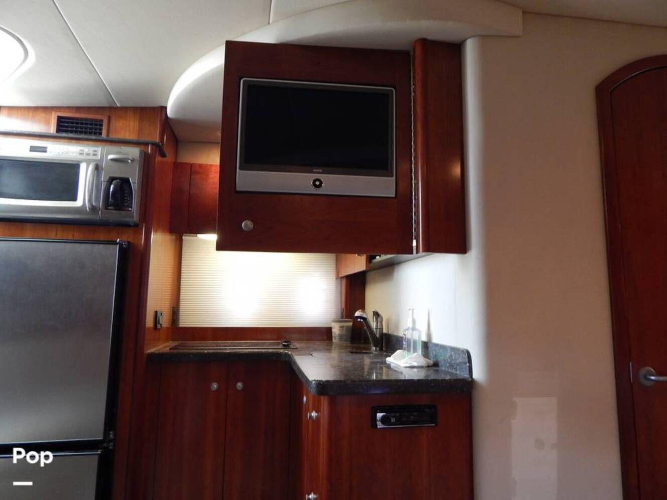 A photo of this 2007 Cruisers Yachts 390 Sports Coupe