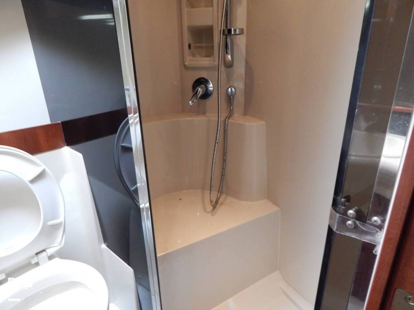 A photo of this 2007 Cruisers Yachts 390 Sports Coupe