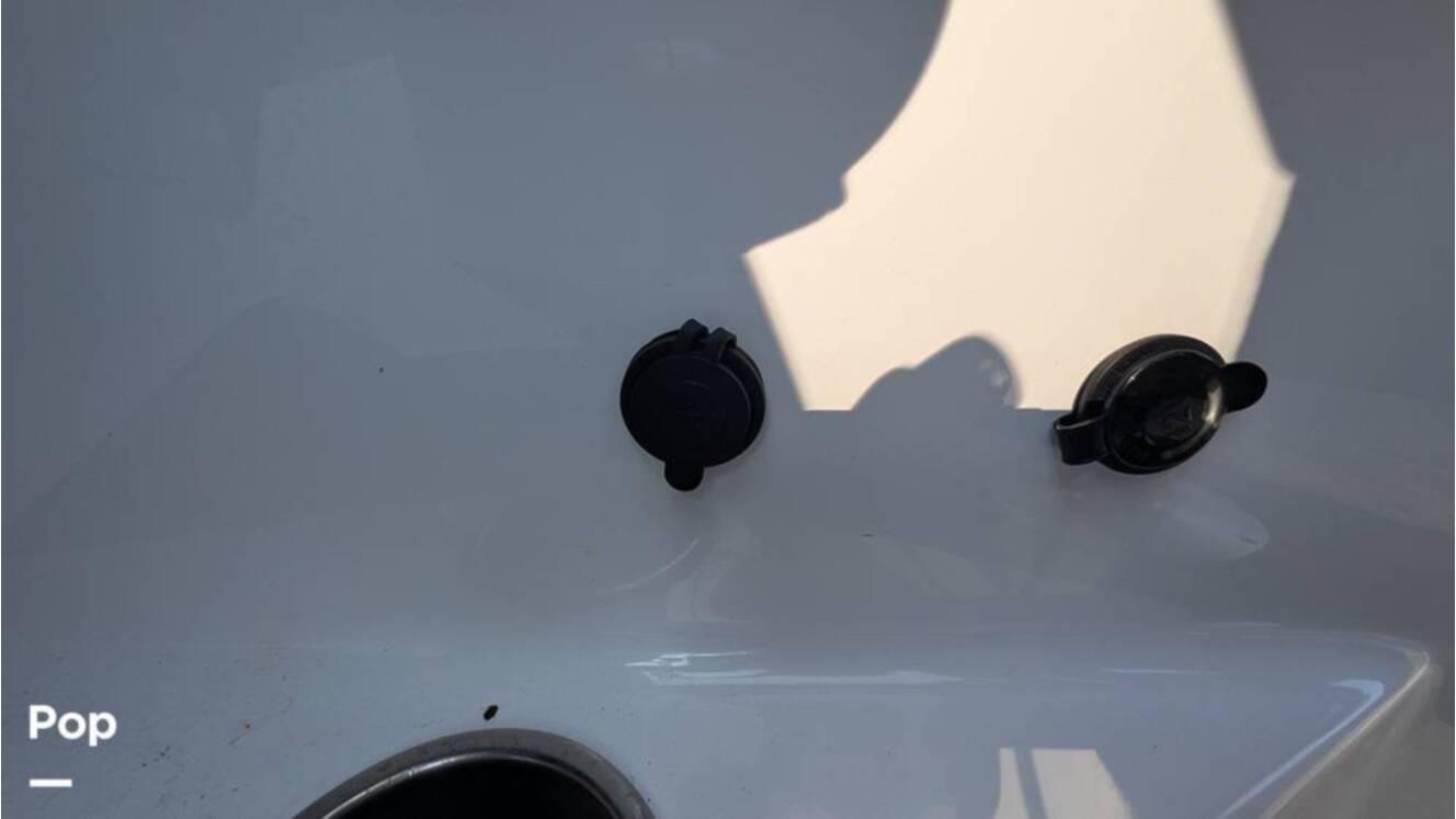 A photo of this 2021 Four Winns Horizon 230 RS