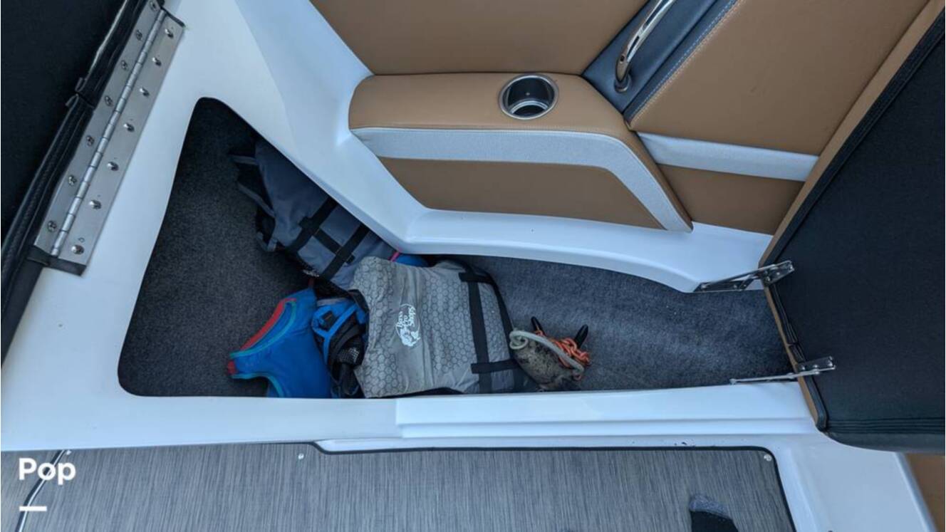 A photo of this 2021 Four Winns Horizon 230 RS