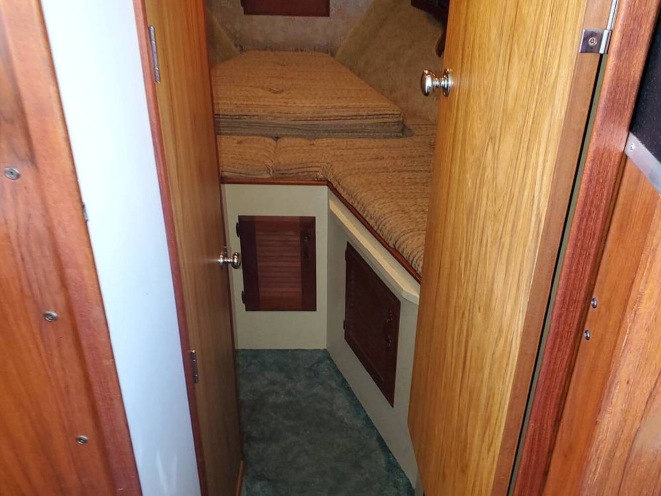 A photo of this 1981 Tollycraft 34 Tri-Cabin