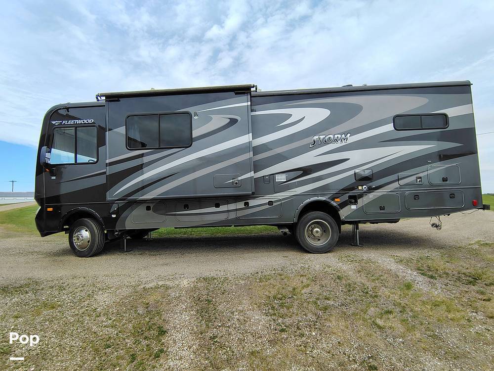 2015 Fleetwood Storm 32H in kiester MN
