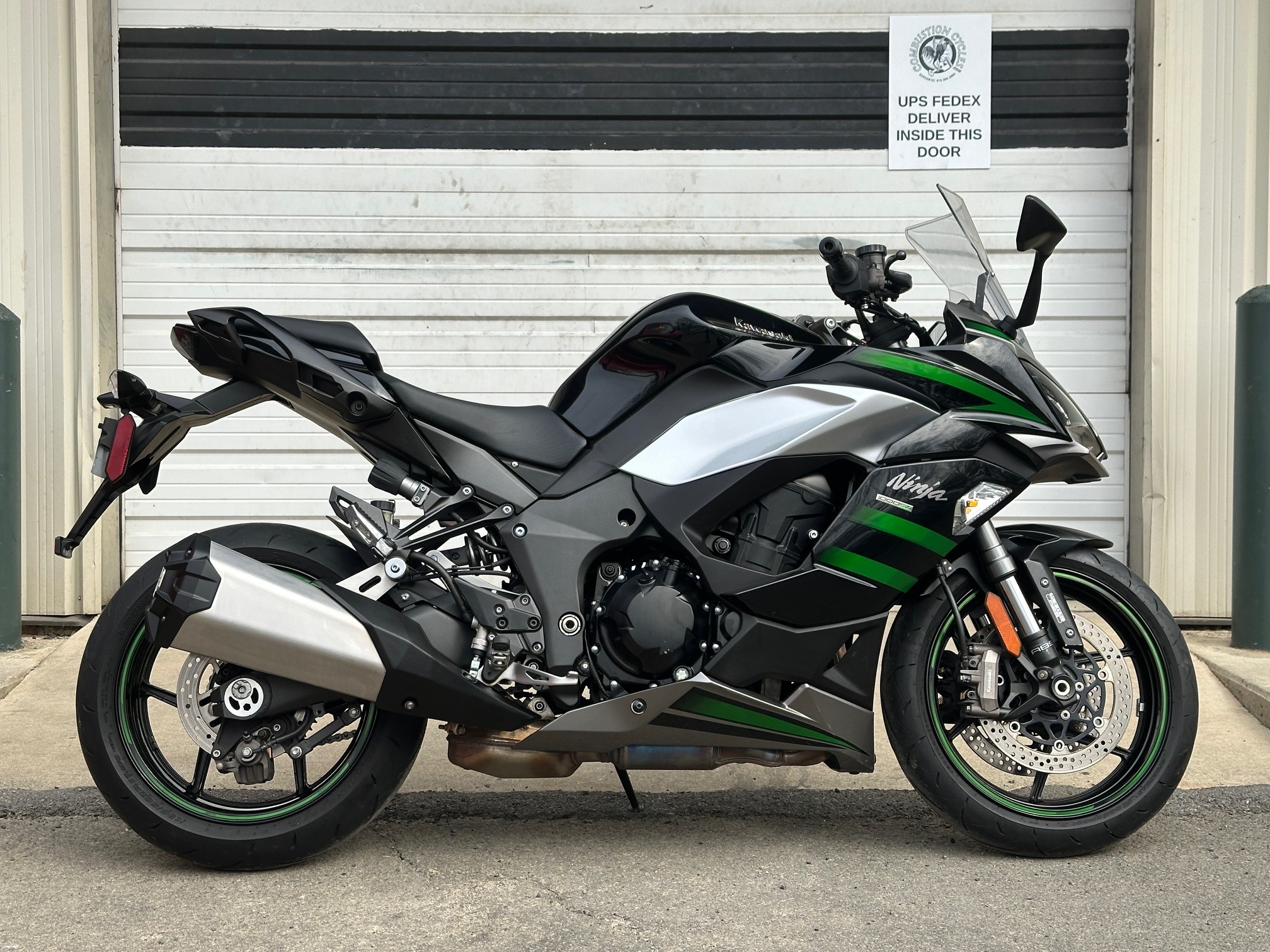 引取り限定　大特価 トリックスター / Ninja 1000SX（20-24）政府認証スリップオンマフラー