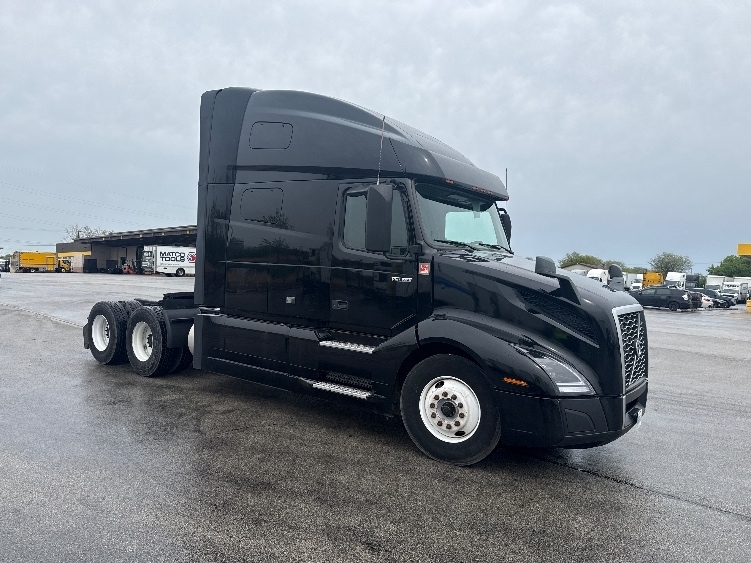 2023 VOLVO VNL64760 in La Porte, IN