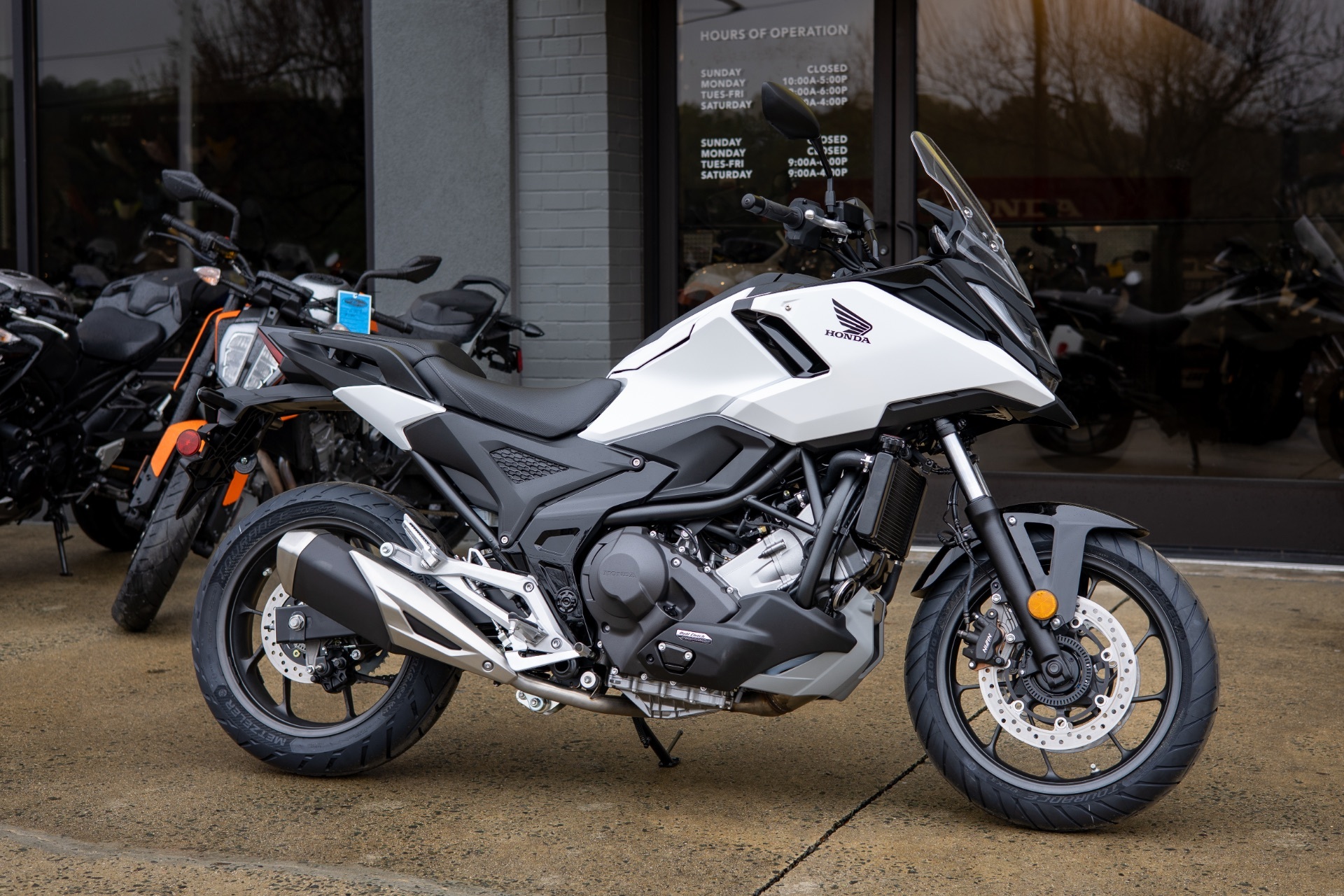 White Ducati,harley-Davidson,honda,indian,kawasaki,suzuki Standard