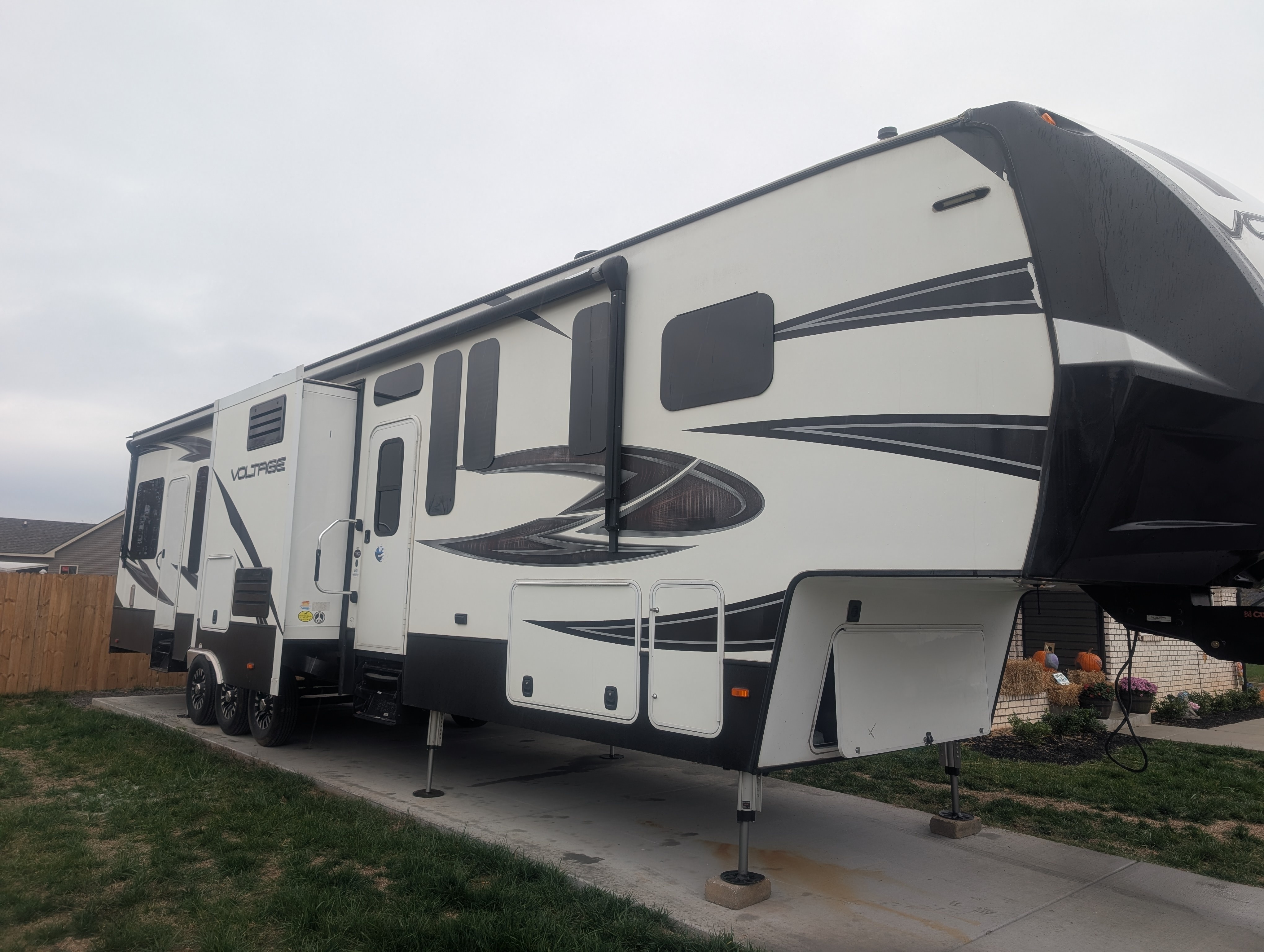 2017 Dutchmen VOLTAGE 3995 RV