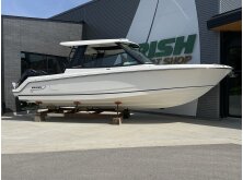 Boston Whaler 330 Vantage Review image