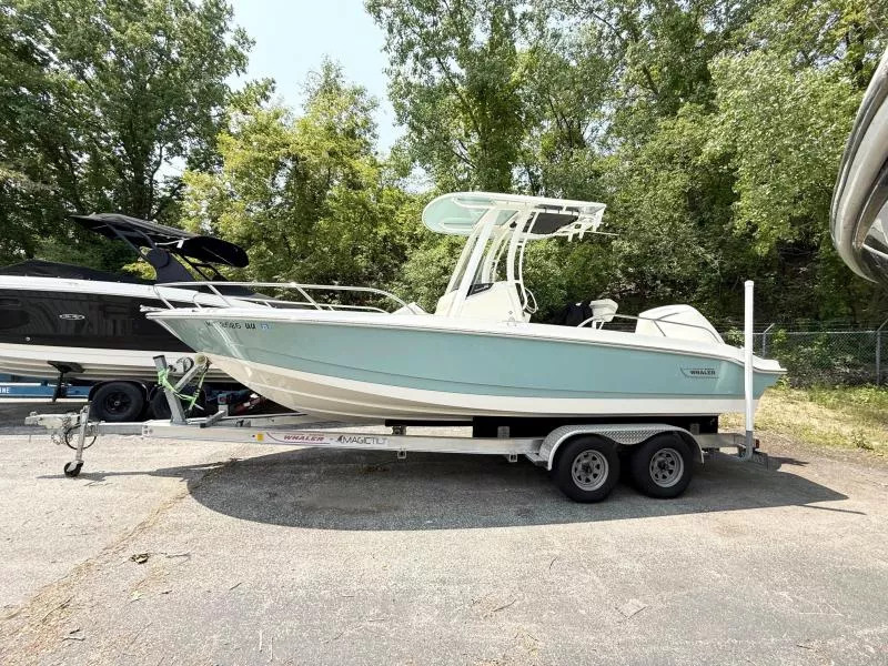 2022 Boston Whaler 220 Dauntless in michigan city IN