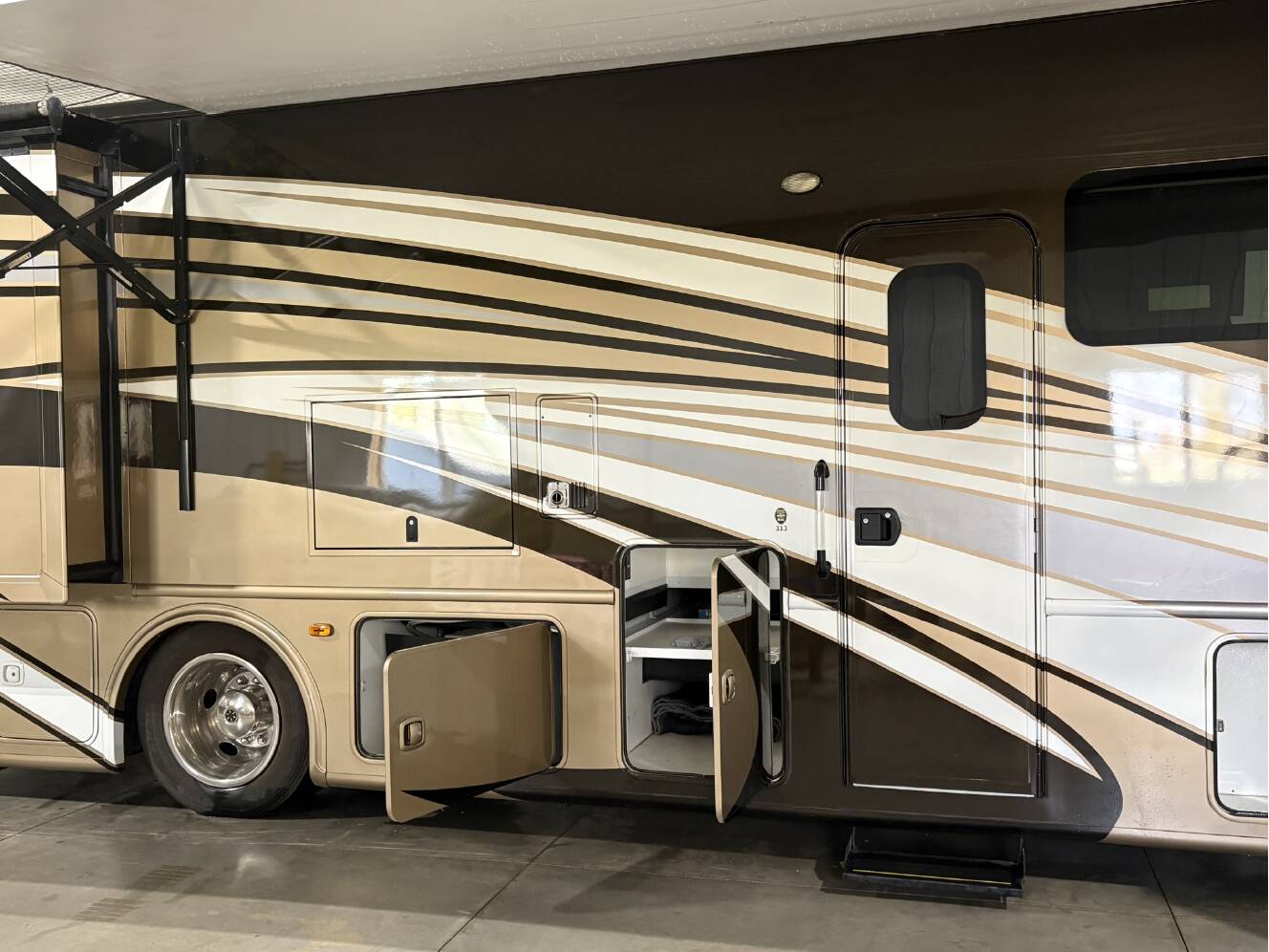 A photo of this 2016 Thor Motor Coach PALAZZO 33 3