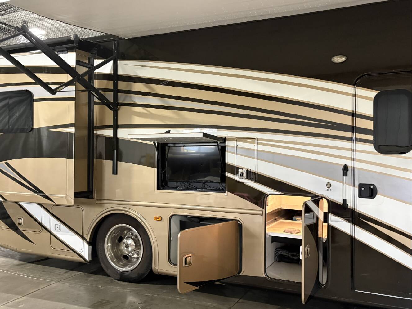 A photo of this 2016 Thor Motor Coach PALAZZO 33 3