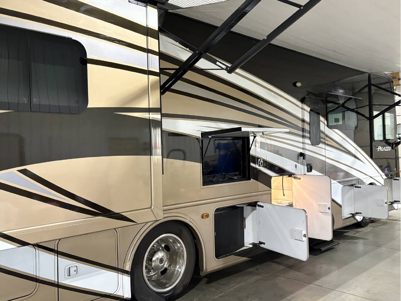 A photo of this 2016 Thor Motor Coach PALAZZO 33 3