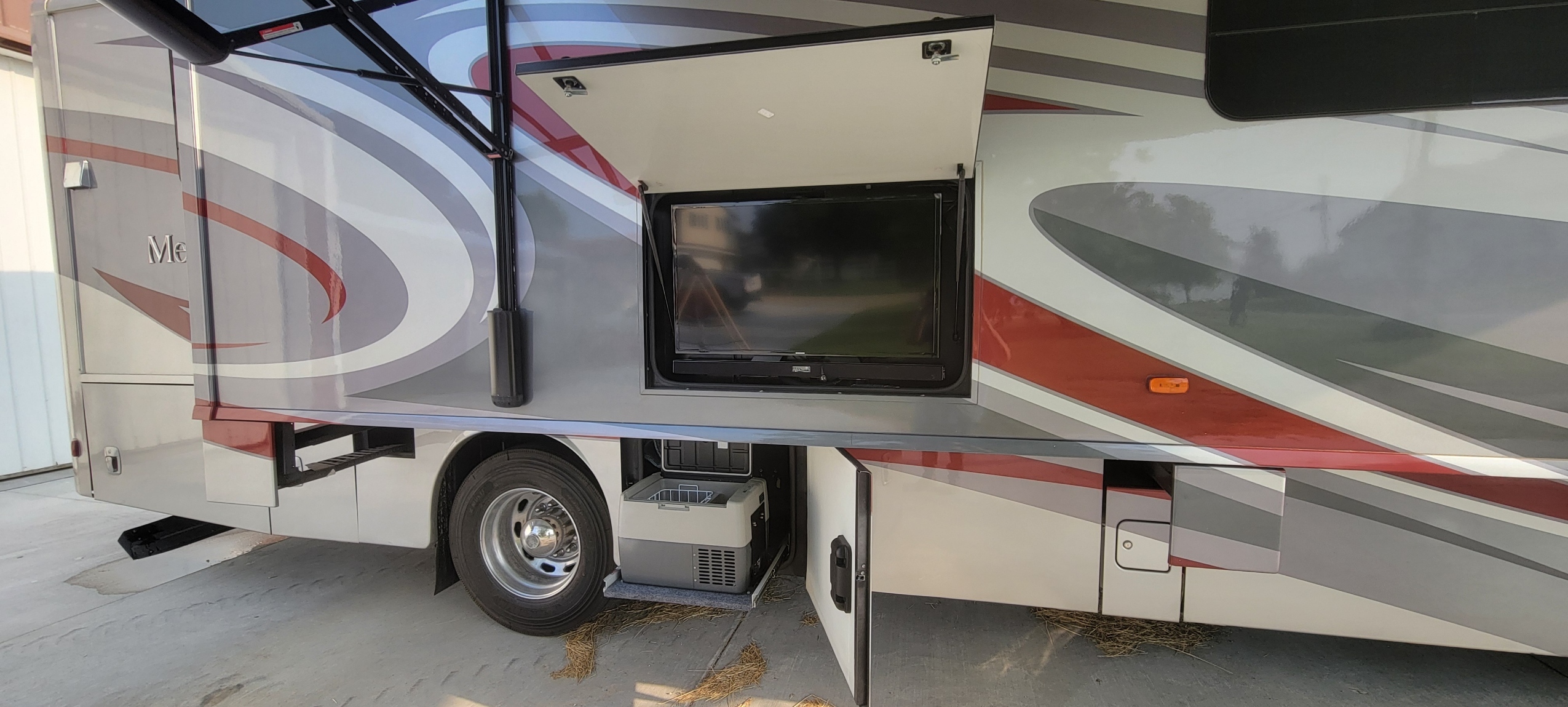 2016 Winnebago MERIDIAN 40R in smithville OH