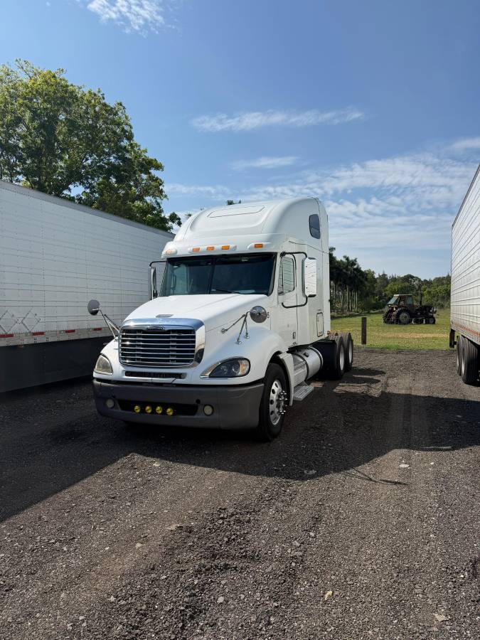 2010 FREIGHTLINER COLUMBIA Day Cab Semi Truck in Loxahatchee, FL