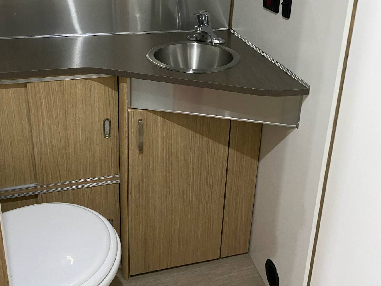 A photo of this 2017 Airstream FLYING CLOUD 23FB TWIN