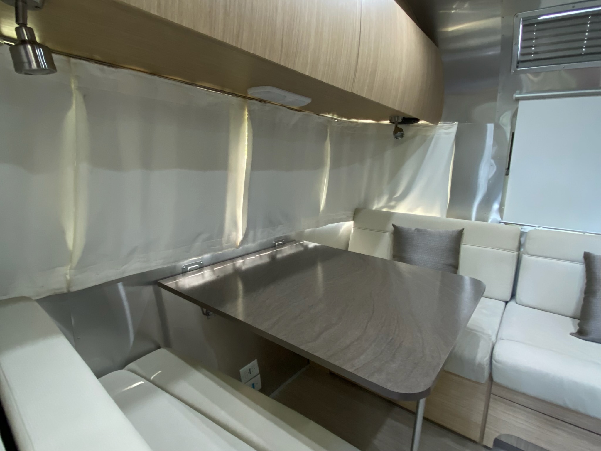 2017 Airstream FLYING CLOUD 23FB TWIN in vashon WA